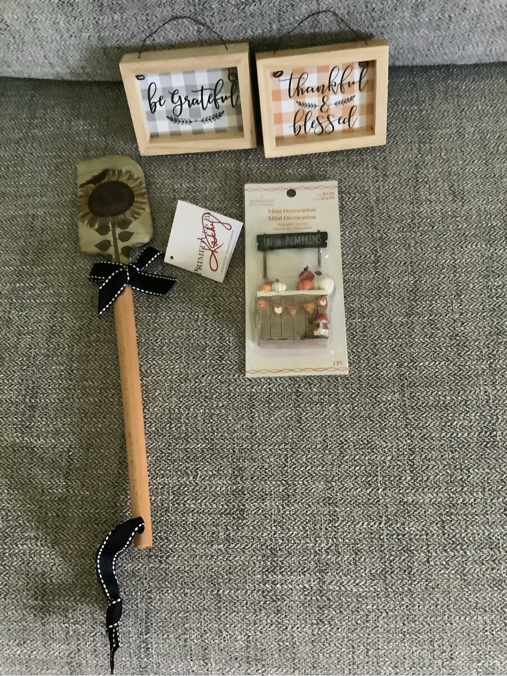 Set of 4 Fall Decorations. 2 NWT 2 Like New